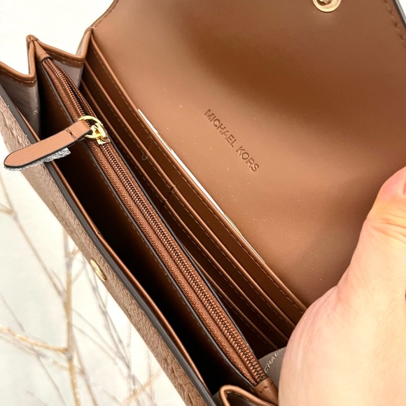 Michael Kors Jet Set Travel LG Logo Embossed Leather Envelope Wallet - Picture 4 of 5